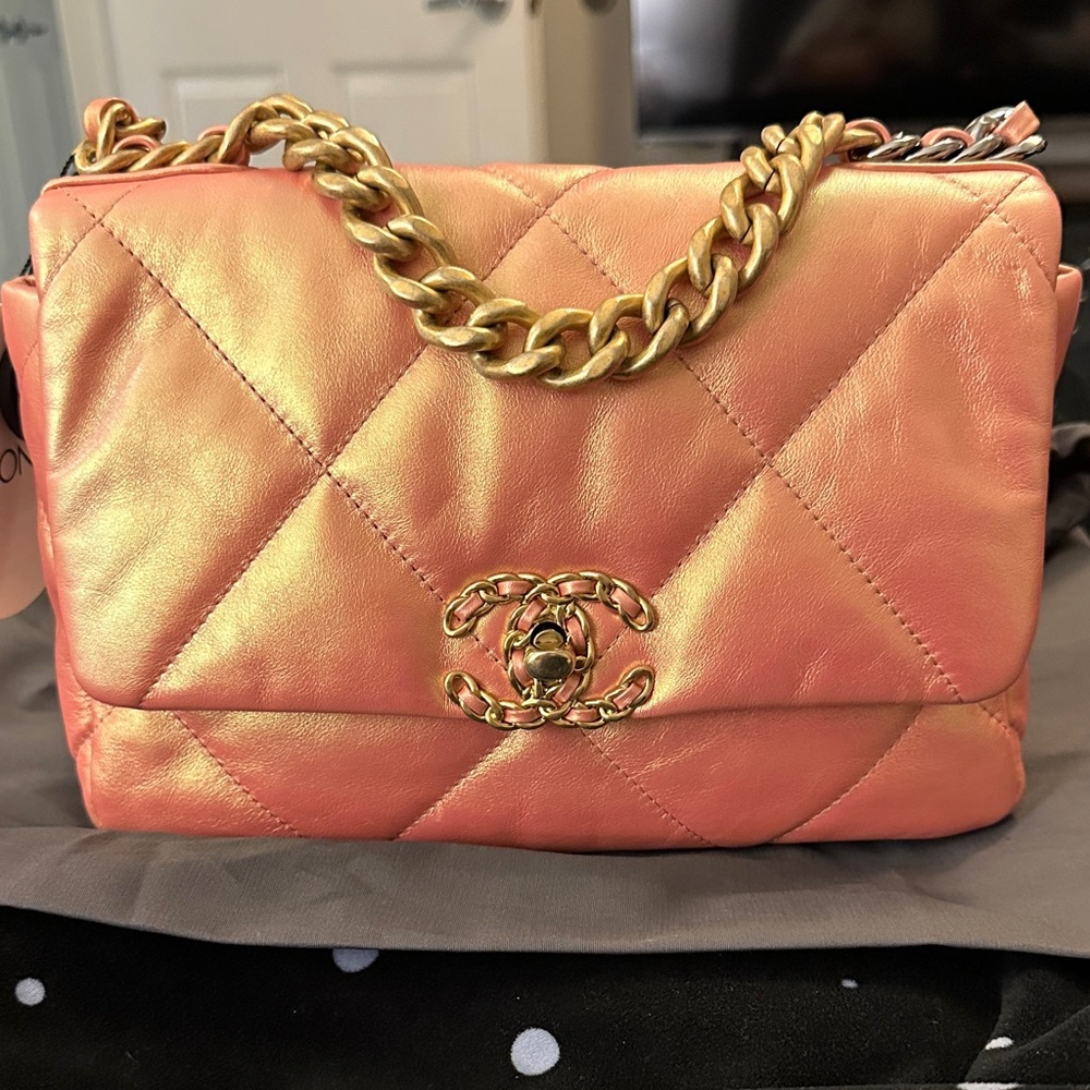 Chanel 19 iridescent shoulder bag medium